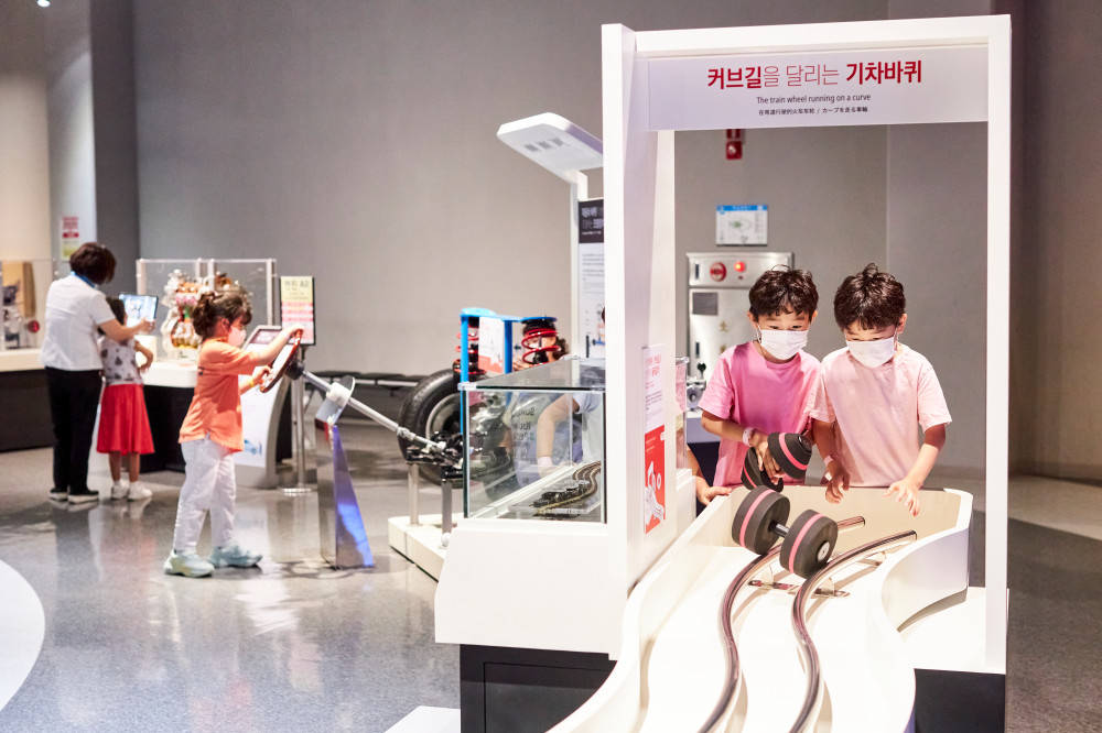국립부산과학관 전시관 관람 모습.