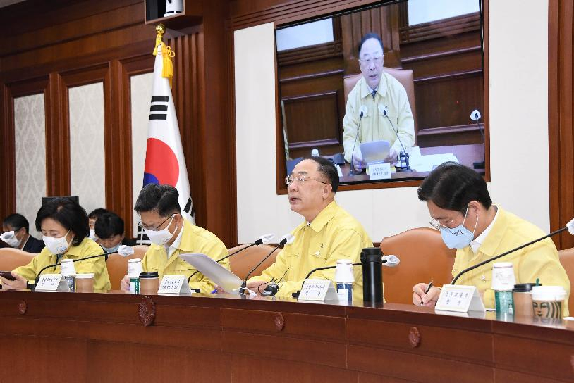 정부는 그동안 논란이 됐던 일반지주회사의 기업형 벤처캐피털(CVC) 투자를 허용하되, 업무 범위를 투자로 한정하고 총수일가 관련기업과 계열회사 등에 대한 투자는 금지하기로 했다. 사진은 홍남기 부총리 겸 기획재정부 장관이 지난 23일 정부서울청사에서 ‘제11차 비상경제 중앙대책본부 회의’를 주재하는 모습. [기획재정부 제공]
