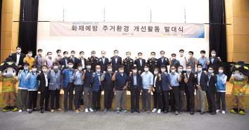 (사진 뒷줄 오른쪽 여덟 번째부터) 한성희 포스코건설 사장, 정문호 소방청장, 김상수 건설산업사회공헌재단 이사장. [포스코건설 제공]