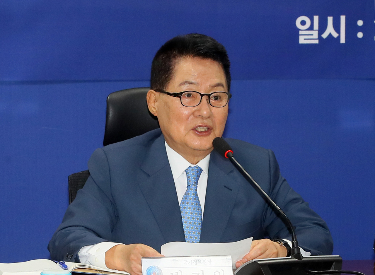 박지원 신임 국가정보원장은 30일 국회에서 열린 고위 당정청협의회에서 국내정치 개입 차단, 대공수사권 이관, 민주적 통제 강화를 골자로 한 국정원 개혁 구상을 밝혔다. [연합]