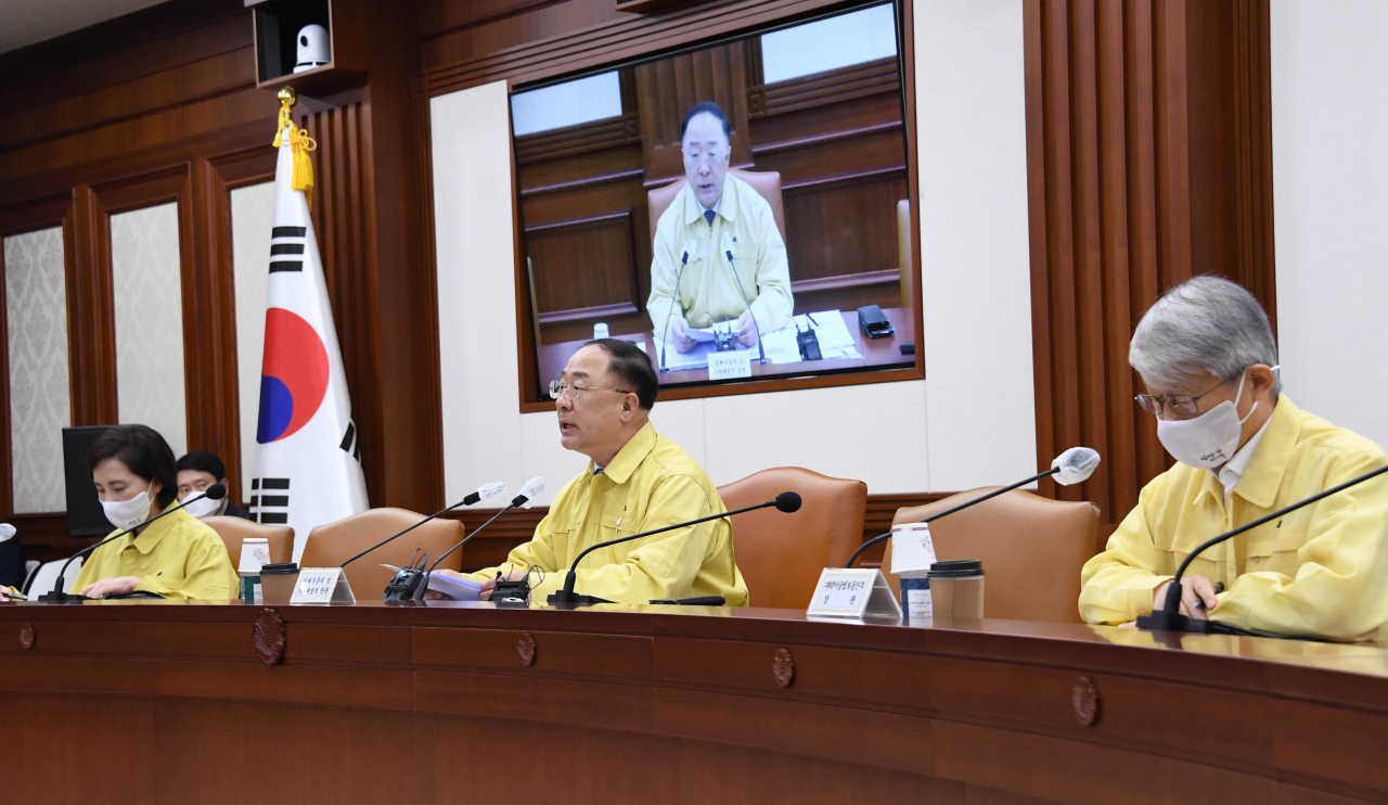 홍남기 부총리 겸 기획재정부 장관이 30일 서울 광화문 정부서울청사에서 '제12차 비상경제 중앙대책본부 회의'를 주재하고 있다. [기획재정부 제공]