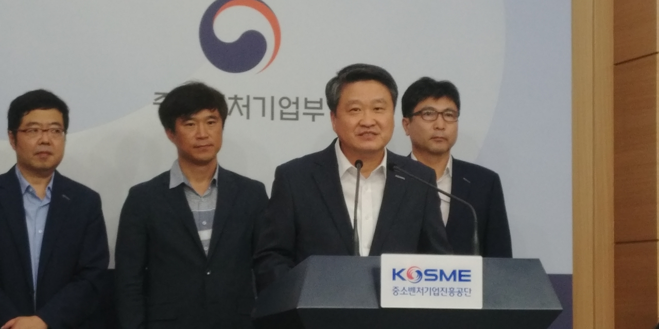 김학도 중소벤처기업진흥공단 이사장(왼쪽 세번째)이 30일 오전 정부 서울청사에서 브리핑을 진행하고 있다.