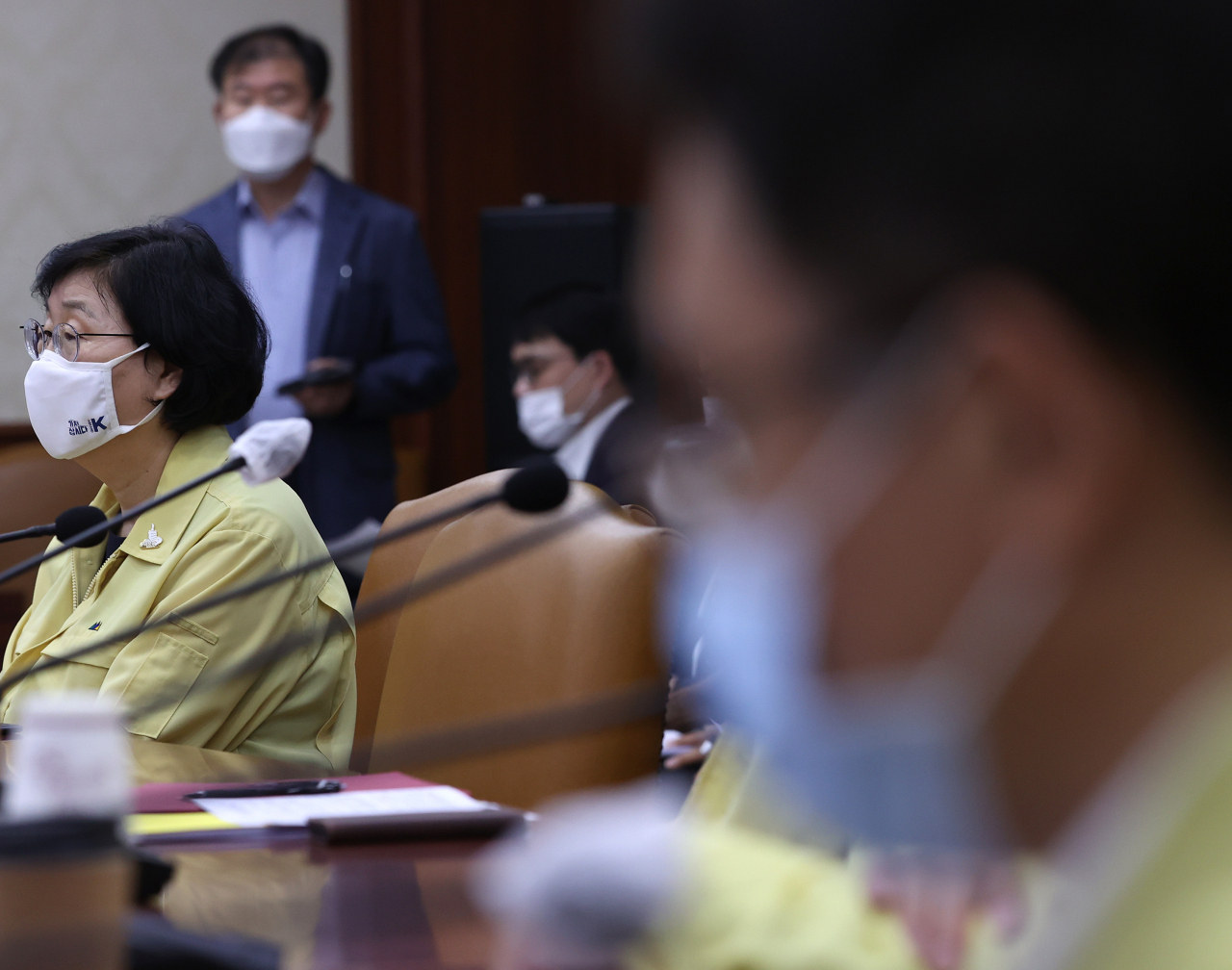 이정옥 여성가족부 장관이 30일 오전 정부서울청사에서 열린 비상경제 중앙대책본부 회의에서 홍남기 경제부총리 겸 기획재정부 장관의 발언을 듣고 있다. [연합]
