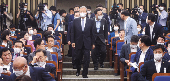 미래통합당 김종인 비상대책위원장과 주호영 원내대표가 30일 오전 국회에서 열린 긴급의원총회에 참석하기 위해 회의장으로 들어오고 있다. 이상섭 기자