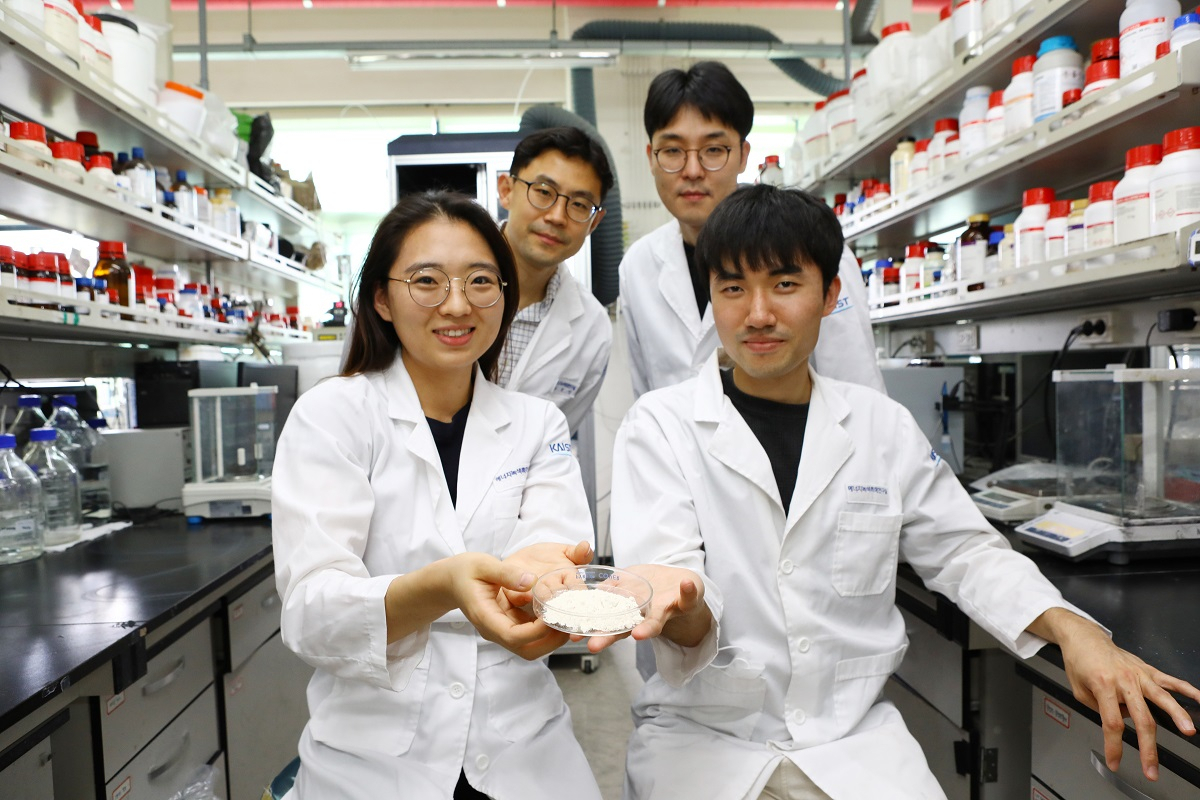 왼쪽 뒤부터 시계방향으로 최민기 교수, 김형준 교수, 신승재 박사과정, 이송현 박사과정[KAIST 제공]
