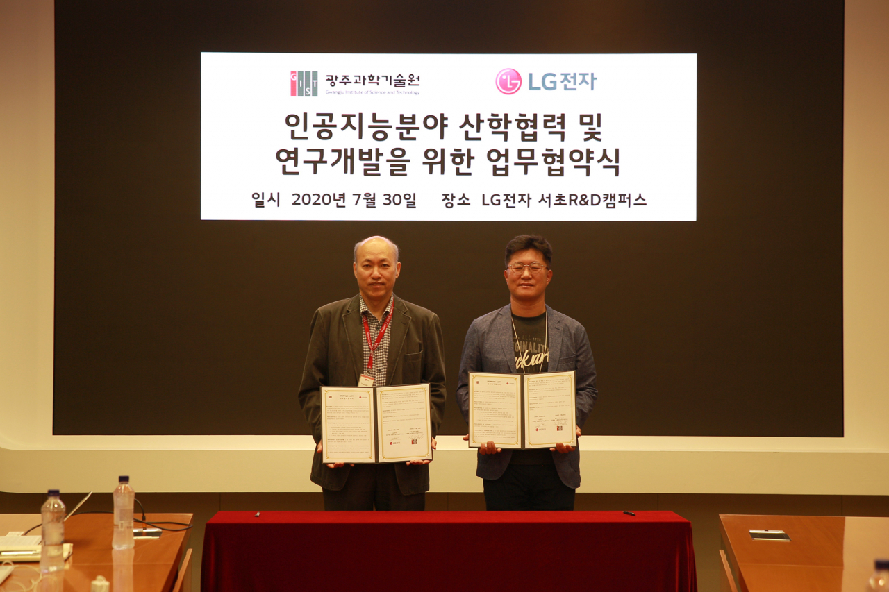 김종원 지스트 인공지능연구소장과 김주민 LG전자 인공지능연구소장이 협약을 체결하고 있다.[지스트 제공]
