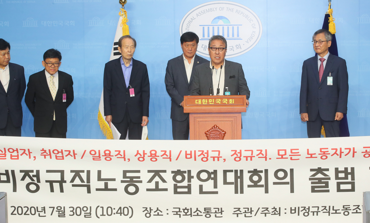 예능인노동조합연맹 위원장인 가수 박일남 씨가 30일 국회 소통관에서 열린 비정규직 노동조합 연대회의 출범 기자회견에서 발언하고 있다. 왼쪽 두번째 부터 코미디언노동조합 지부장인 개그맨 엄용수 씨, 장기표 신문명정책연구원 대표, 미래통합당 박대수 의원, 박일남. [연합]
