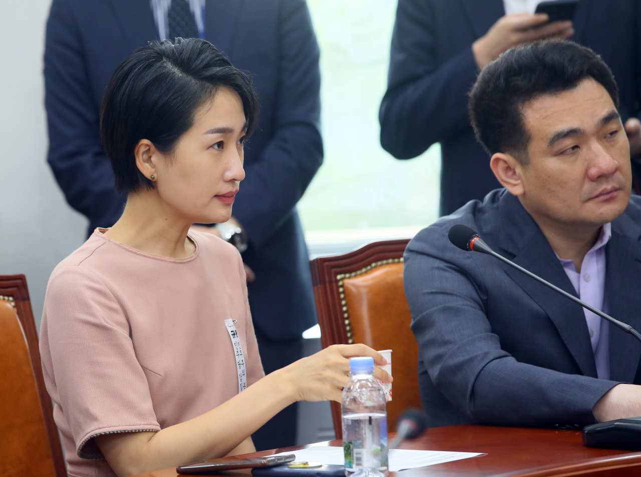 김수민 미래통합당 신임 홍보본부장(왼쪽)이 2일 국회에서 열린 비상대책위원회의에 참석해 있다. [연합]