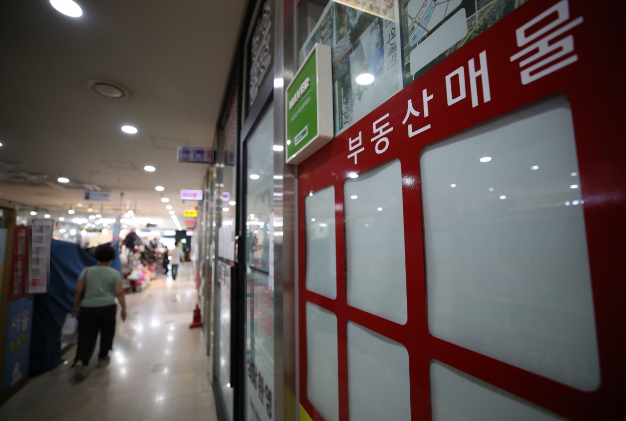 '임대차 2법'이 국회 본회의를 통과하고 이르면 31일 시행 예정이다. 사진은 서울 송파구의 한 상가 부동산중개업소의 모습. 매물 정보란이 비어 있다. [연합]