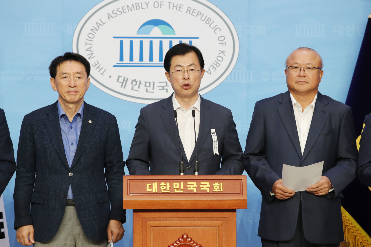 이만희 미래통합당 의원(가운데). [연합]