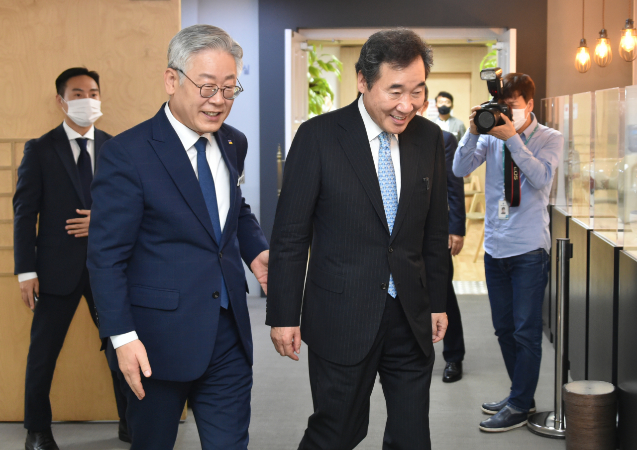 지난 7월 이낙연 더불어민주당 당시 당 대표 후보와 이재명 경기지사가 경기도청에서 간담회를 가진 뒤 집무실로 이동하고 있다. [연합]