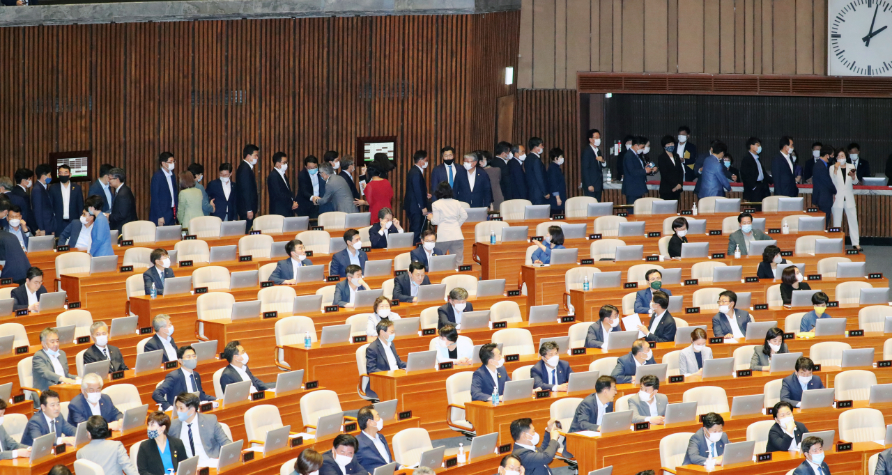 30일 오후 국회 본회의에서 의원들이 김현, 김효재 방송통신위원회 위원 추천안 투표를 위해 차례를 기다리고 있다. [연합]