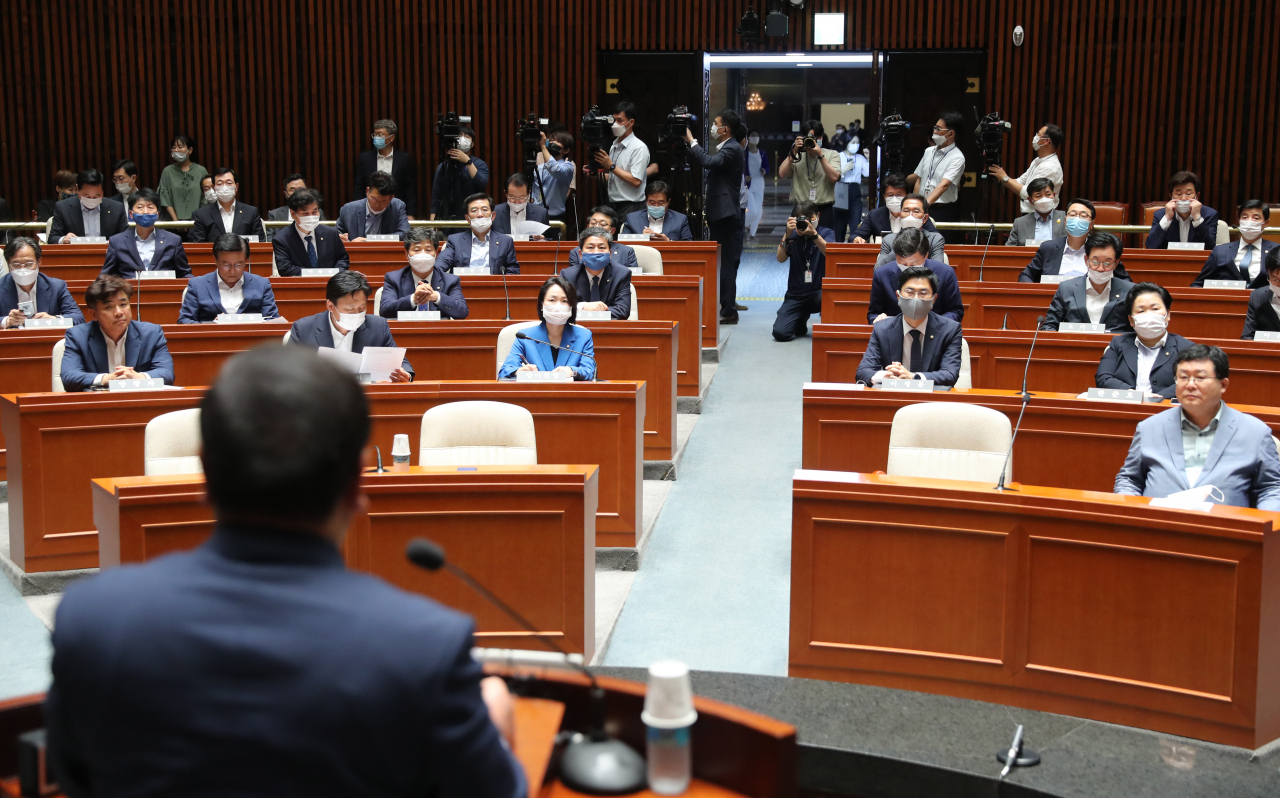 김태년 더불어민주당 원내대표가 30일 오후 서울 여의도 국회에서 열린 의원총회에서 발언하고 있다. [연합]