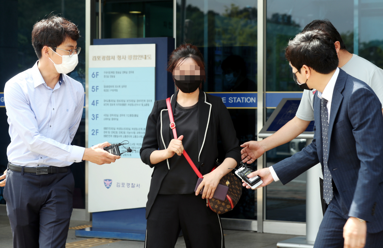 탈북민 유튜버 '개성아낙' A(여)씨가 30일 오후 경기도 김포시 장기동 김포경찰서에서 피해 조사를 마치고 청사를 나서던 중 취재진의 질문을 받고 있다. A씨는 '개성아낙'이라는 이름으로 개인방송을 하는 탈북민 유튜버로 최근 인천 강화도를 통해 월북한 것으로 조사된 김 모 씨에게 승용차를 빌려줬으나 돌려받지 못하자 경찰에 신고, 이날 경찰에서 피해자 조사를 받았다. [연합]