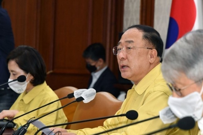 Deputy Prime Minister and Finance Minister Hong Nam-ki speaks at an emergency economic meeting at the Seoul Government Complex on Thursday. (Yonhap)