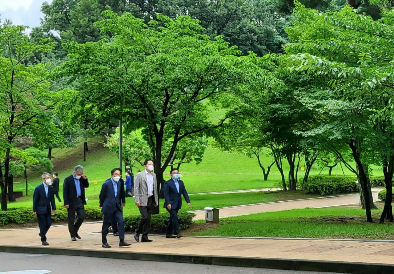 이재용 부회장이 차세대 반도체 패키징 기술개발 전략을 점검하기 위해 30일 삼성전자 온양사업장을 찾았다. [삼성전자 제공]