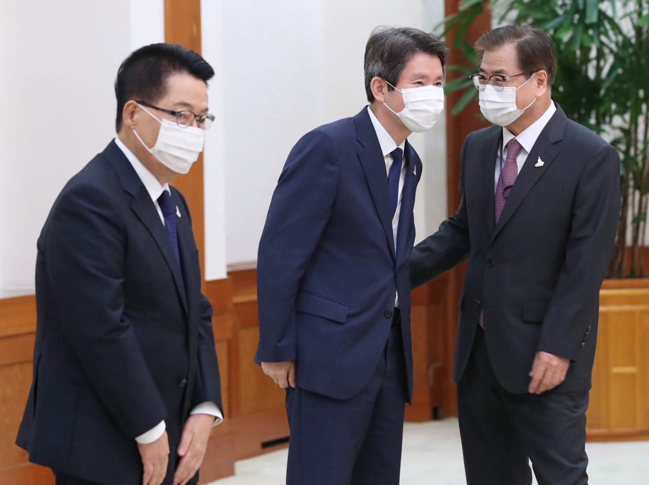 지난 29일 청와대에서 열린 신임 국가정보원장·통일부 장관·경찰청장 임명장 수여식에서 이인영 신임 통일부 장관과 서훈 청와대 국가안보실장이 인사를 나누고 있다. 왼쪽은 박지원 신임 국가정보원장. [연합]