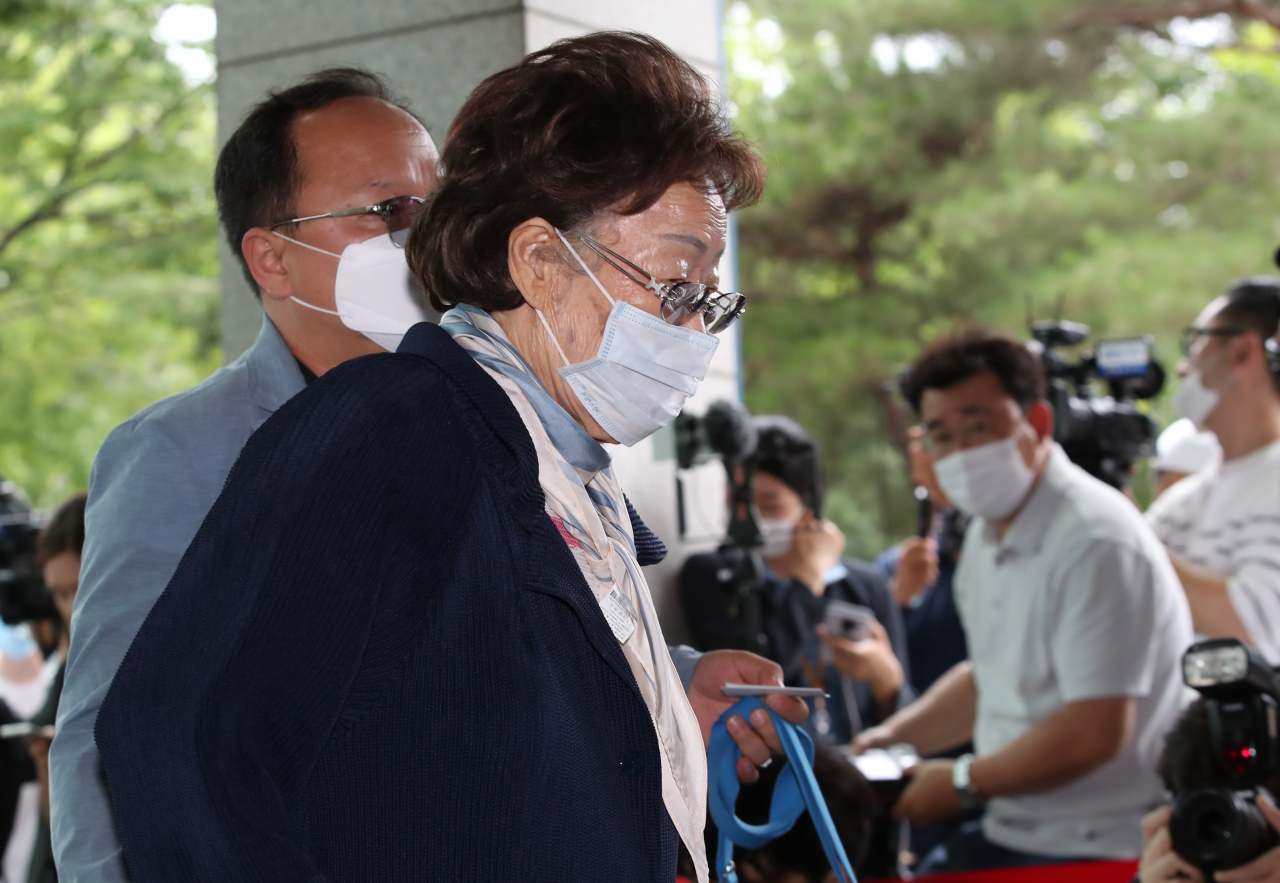 이용수 할머니가 지난 10일 오후 서울 종로구 서울대병원 장례식장에 마련된 박원순 서울시장의 빈소로 들어가고 있다. [연합]