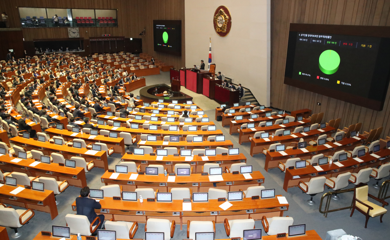 Lawmakers pass revision on tenant protection on Thursday. Yonhap
