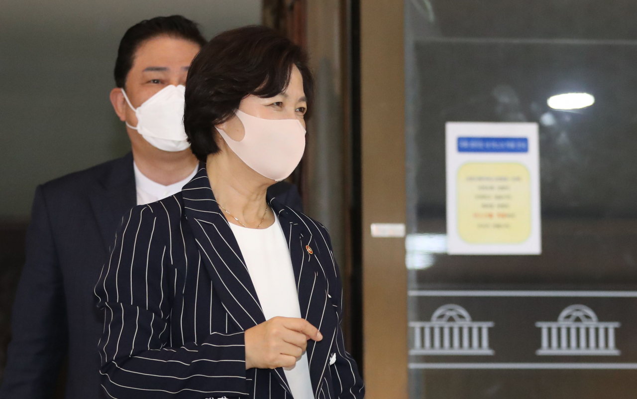 추미애 법무부 장관이 30일 오후 국회 본회의가 끝난 후 서울 여의도 국회 본회의장을 떠나고 있다. [연합]