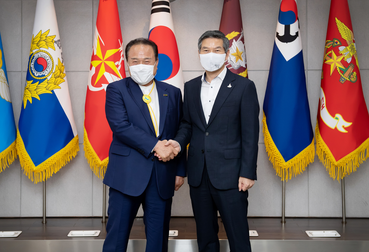 정경두 국방부 장관(왼쪽)과 김영만 군위군수가 29일 서울 용산구 국방부 청사에서 면담 전 기념촬영하고 있다.[사진=국방부]