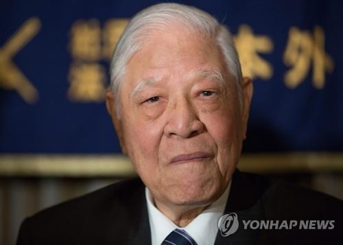 대만이 국민당 일당 독재 시기를 거쳐 민주주의 체제로 전환하는 과정에서 중요한 역할을 한 인물인 리덩후이(李登輝) 전 총통이 30일 별세했다. 향년 97세. 리 전 총통은 지난 2월 우유를 잘못 삼키는 바람에 폐렴 증세를 보여 타이베이 룽쭝병원에 입원한 채 치료를 받고 있었다. 리덩후이 전 대만 총통. [연합]