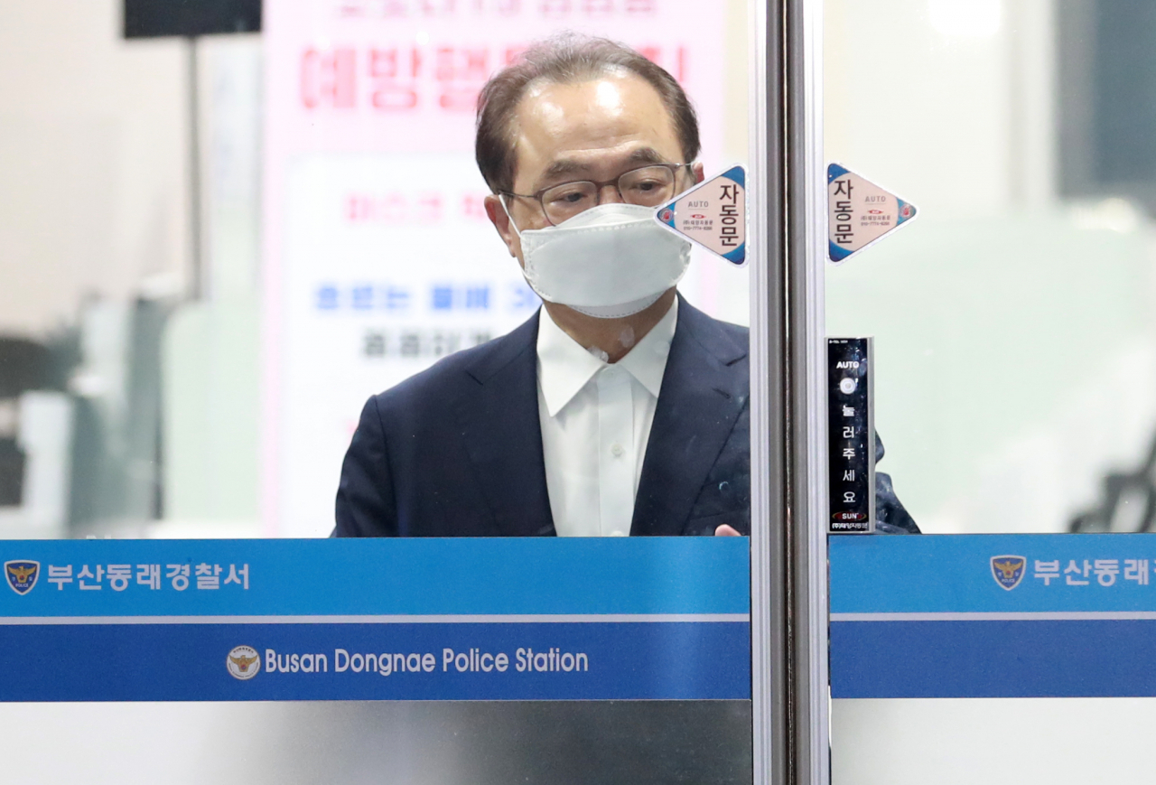 오거돈 전 부산시장이 지난달 2일 구속영장이 기각된 뒤 부산 동래경찰서 유치장을 나서고 있다.[연합]