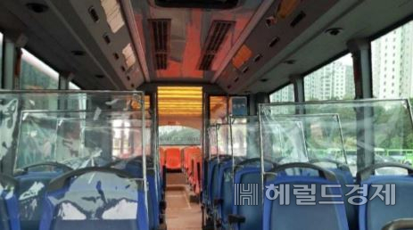 코로나 19로 장기간 운행을 중단했던 서울시티투어버스가 운행 재개를 위해 내부 좌석마다 투명 비닐창을 설치했다. [서울시티투어버스 제공]