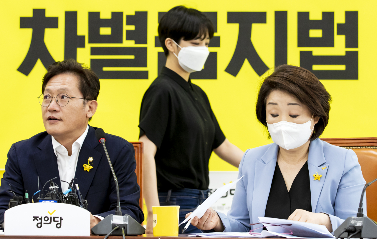 심상정 정의당 대표가 14일 오전 국회에서 열린 의원총회에 참석해 있다. 뒤는 류호정 의원. [연합]