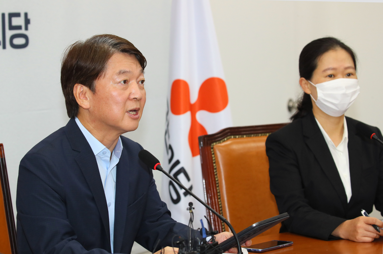안철수 국민의당 대표가 27일 국회에서 열린 최고위원회의에서 발언하고 있다. [연합]