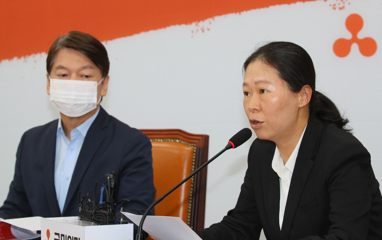 권은희 국민의당 원내대표가 27일 국회에서 열린 최고위원회의에서 발언하고 있다. 왼쪽은 안철수 대표. [연합]