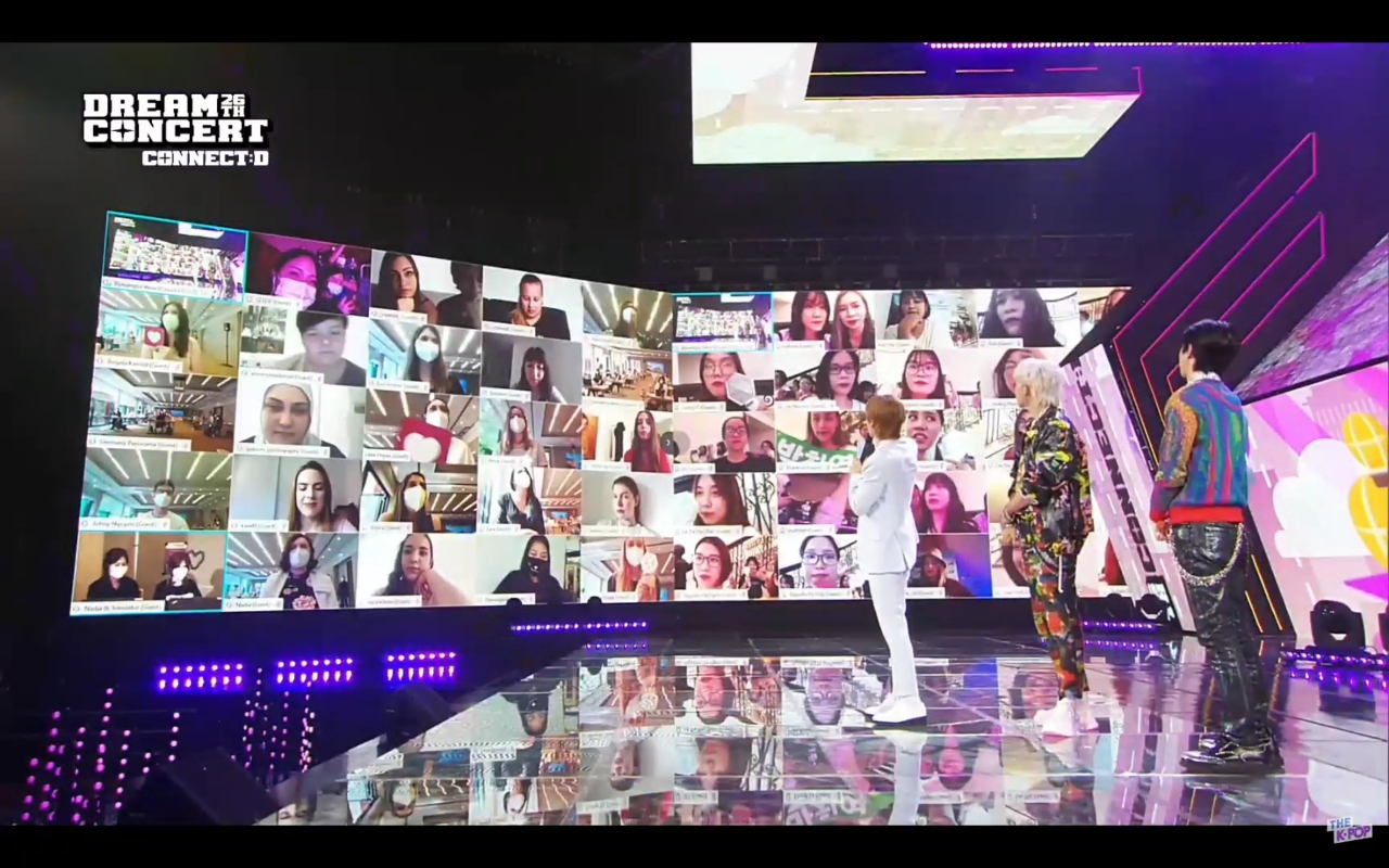 LG유플러스는 제26회 드림콘서트 ‘CONNECT:D(커넥트:D)’에서 U+영상회의로 온라인 팬미팅을 진행했다고 31일 밝혔다. 사진은 제26회 드림콘서트 ‘CONNECT:D’에서 U+영상회의를 통해 진행된 ‘EXO-SC’의 온택트 팬미팅 모습. (유튜브 캡쳐화면)
