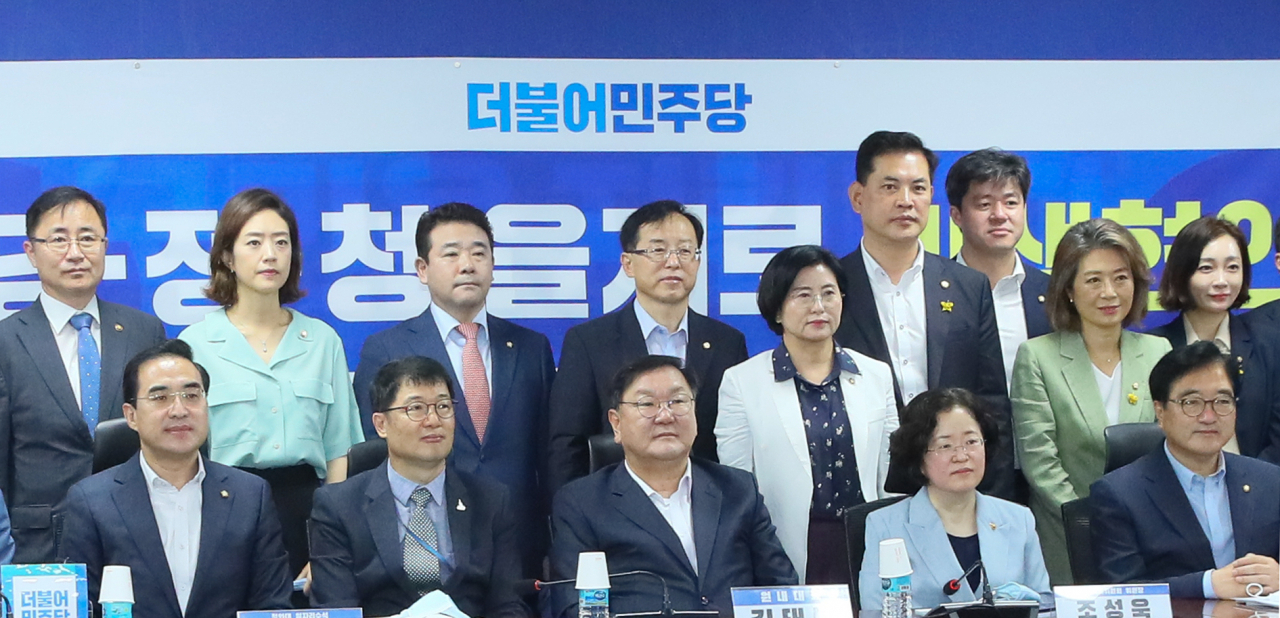 김태년 더불어민주당 원내대표, 조성욱 공정거래위원장, 황덕순 청와대 일자리수석 등이 31일 국회 의원회관에서 열린 제8차 당·정·청 을지로 민생현안회의에서 기념촬영하고 있다. [연합]