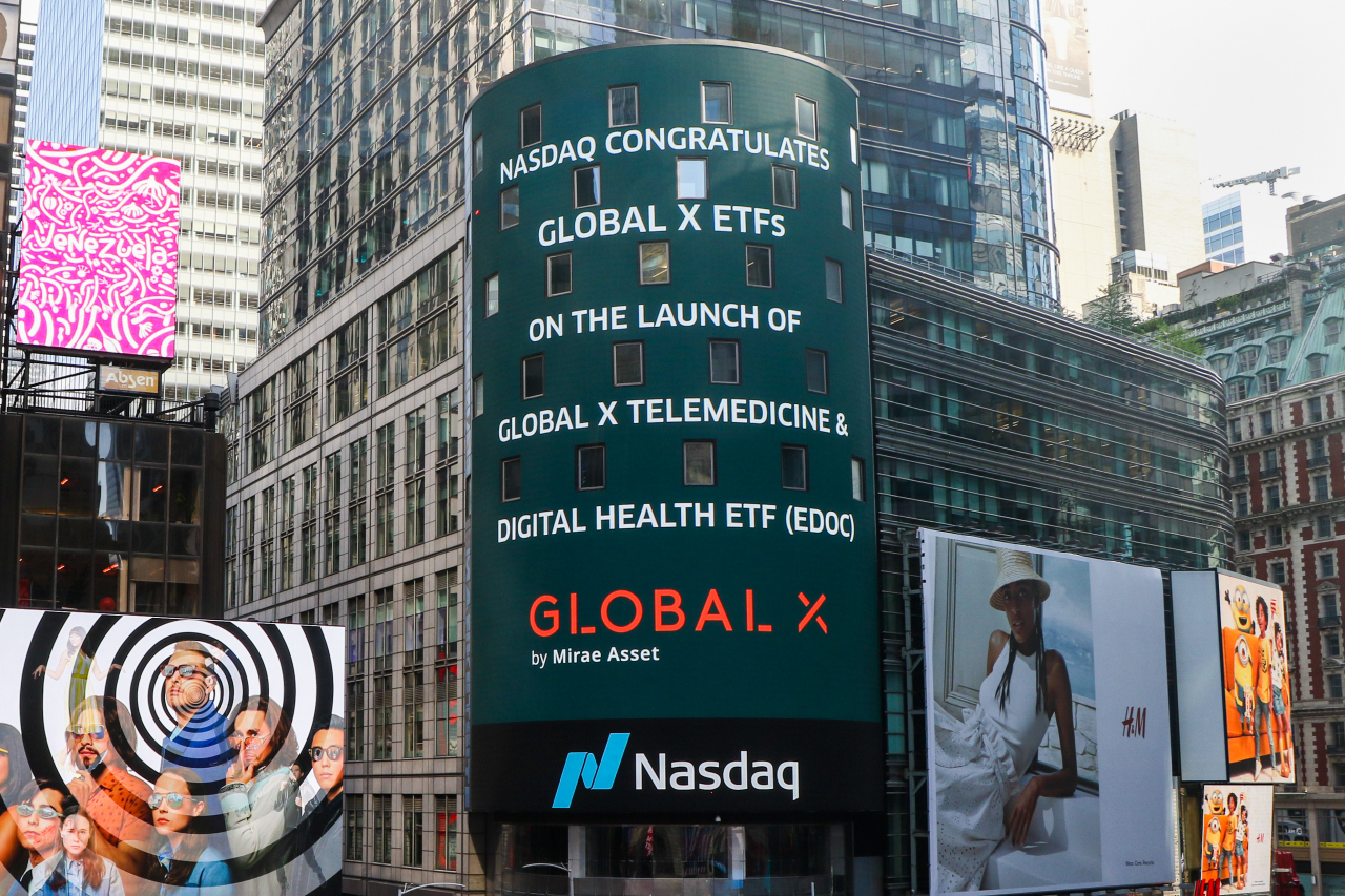미국 뉴욕 타임스퀘어에 위치한 나스닥 마켓사이트(NASDAQ MarketSite)에 표시된 Global X EDOC ETF. 사진=미래에셋자산운용 제공