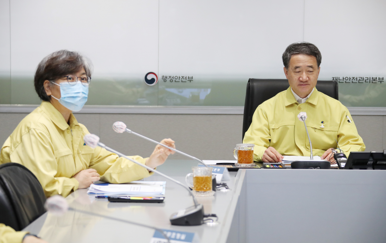 박능후 보건복지부 장관이 30일 오전 정부서울청사 재난상황실에서 열린 신종 코로나바이러스 감염증(코로나19) 대응 중앙재난안전대책본부 회의에서 정은경 중앙방역대책본부장이 참석한 가운데 발언하고 있다. [연합]