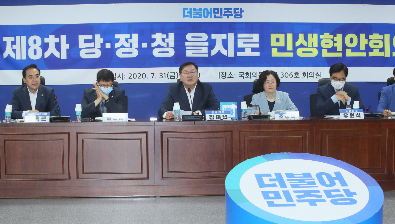 더불어민주당 김태년 원내대표가 31일 국회 의원회관에서 열린 제8차 당·정·청 을지로 민생현안회의에서 발언하고 있다. 오른쪽부터 두번째 부터 조성욱 공정거래위원장, 김태년, 황덕순 청와대 일자리수석. [연합]