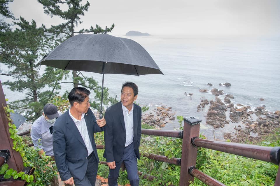 함명준 고성군수(왼쪽)과 임종석 대통령외교안보특보(오른쪽)