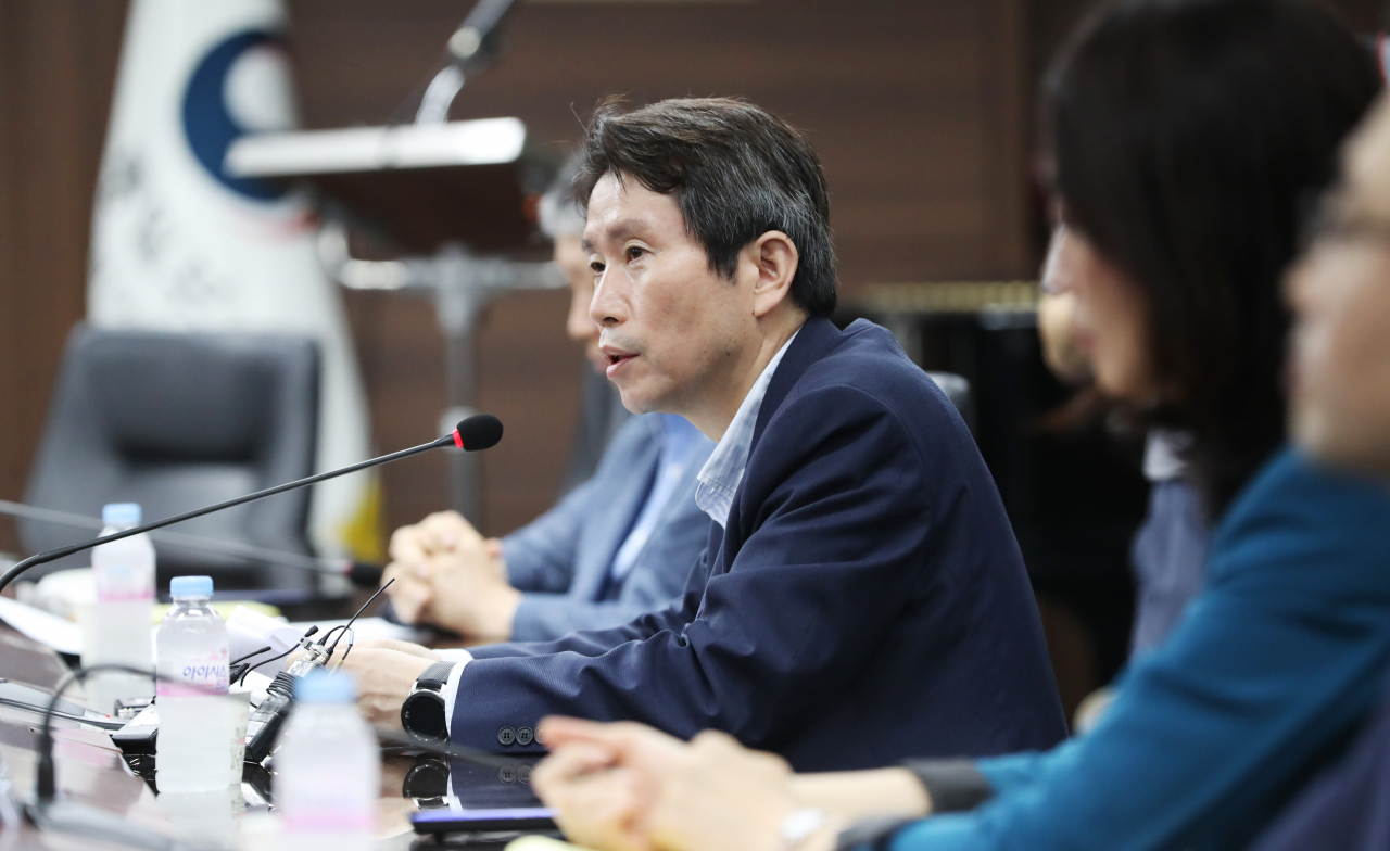 이인영 통일부장관은 31일 정부서울청사에서 보건의료분야 대북협력민간단체협의회 임원들과 면담을 가졌다. [연합]