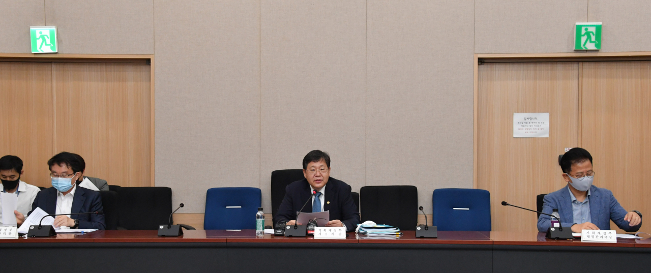 안일환(앞줄 가운데) 기획재정부 차관이 31일 서울 광화문 정부서울청사에서 열린 '제18차 재정관리점검회의'를 주재, 모두발언을 하고 있다. [기획재정부 제공]