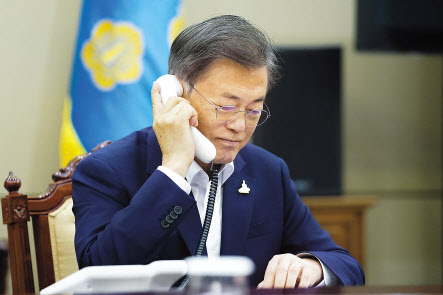 문재인 대통령이 지난 28일 청와대에서 저신다 아던 뉴질랜드 총리와 전화 통화하고 있다. [연합]