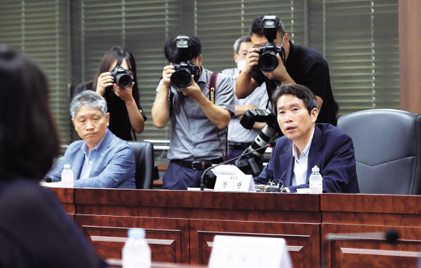이인영 통일부 장관이 31일 정부서울청사에서 열린 대북협력민간단체협의회 임원들과 면담 자리에서 인사말을 하고 있다. [연합]