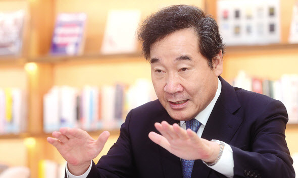 8·29전당대회에서 당권 도전에 나선 이낙연 더불어민주당 의원이 31일 오전 국회에서 헤럴드경제와 인터뷰하고 있다. 이상섭 기자