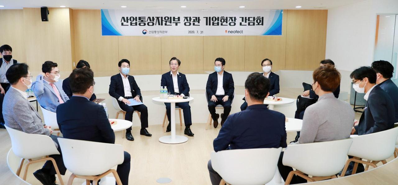 성윤모(가운데) 산업통상자원부 장관이 31일 최근 규제 샌드박스 승인을 받은 디지털 헬스케어 기업인 ㈜네오펙트를 방문, 내달 6일 발표 예정인 ‘K-서비스 해외진출 활성화 방안’에 대해 설명하고 있다. [산업통상자원부 제공]