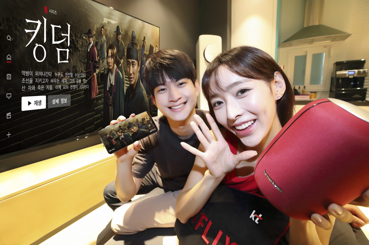 KT 모델들이 올레tv에서 제공하는 넷플릭스 서비스를 소개하고 있다. [KT 제공]