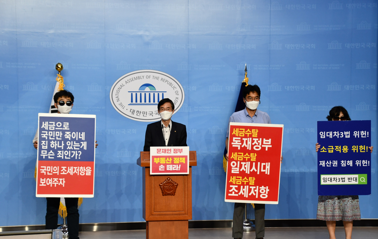 조경태 미래통합당 의원이 31일 국회 소통관에서 기자회견을 열고 정부여당을 향해 “부동산 정책에서 손을 떼라”고 촉구하고 있다. [의원실 제공]