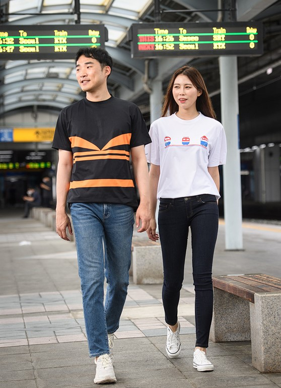 한국철도(코레일)가 스포츠 의류업체 애플라인드와 기차CI를 활용해 제작한 반팔 티셔츠 2종.