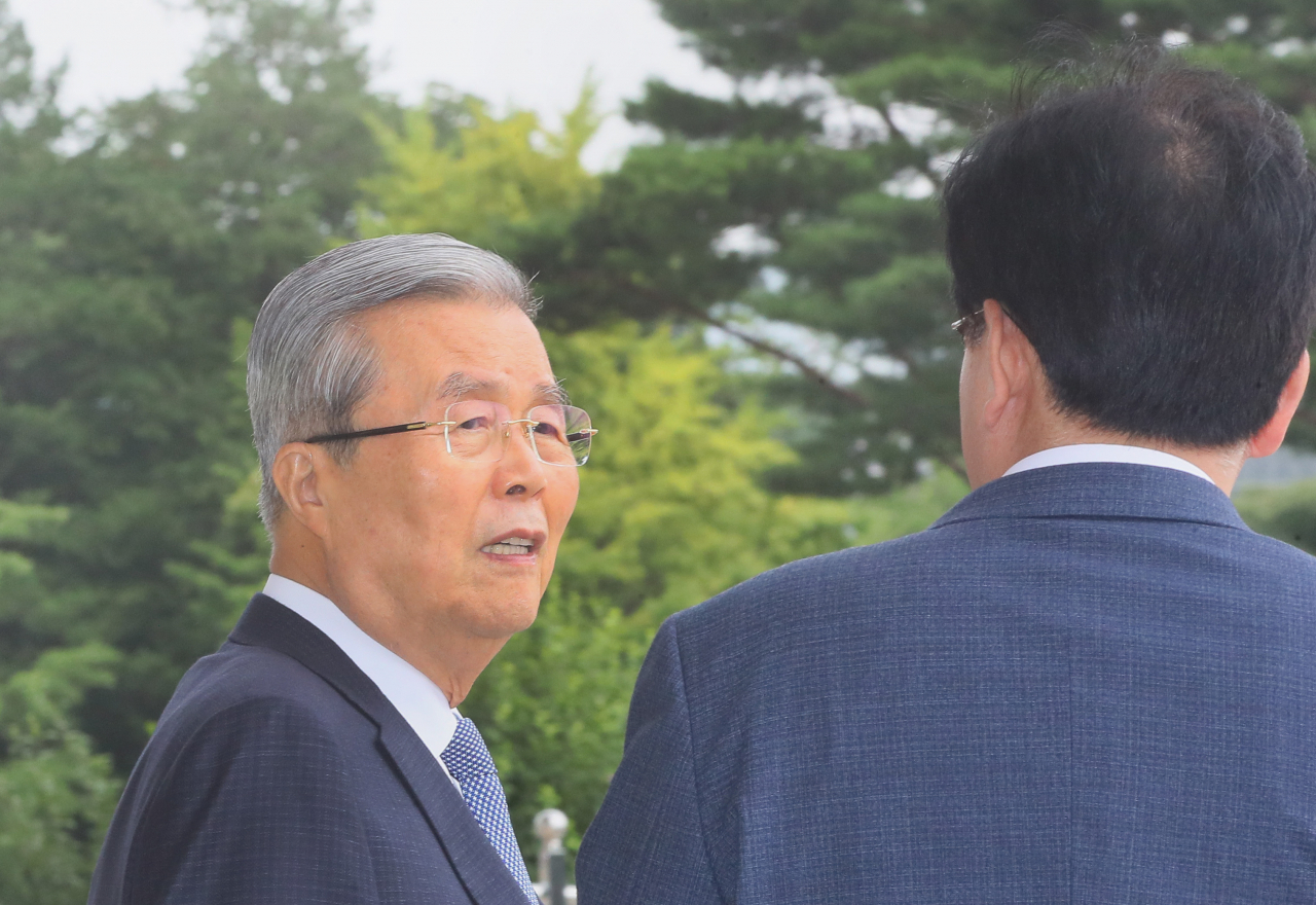 김종인(왼쪽) 미래통합당 비상대책위원장이 31일 국회 본청 앞에서 송언석 비서실장과 대화하고 있다. [연합]