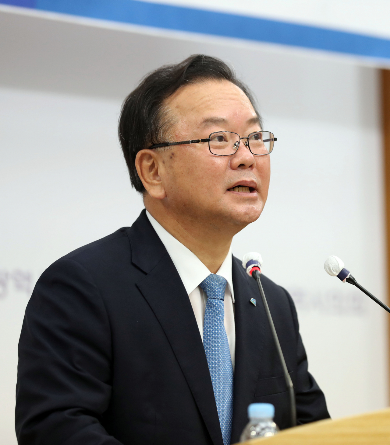 더불어민주당 당 대표 선거에 출마한 김부겸 후보가 31일 부산시의회 브리핑룸에서 기자회견을 하고 있다. [연합]