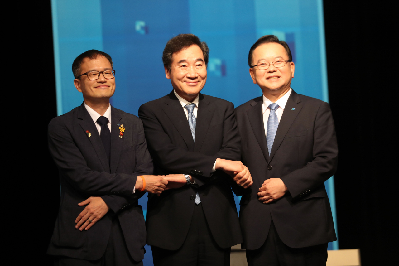 더불어민주당 당 대표 선거에 출마한 박주민(왼쪽부터), 이낙연, 김부겸 후보가 31일 부산MBC에서 부산·울산·경남 권역 방송토론회에 참석해 토론하기 앞서 포즈를 취하고 있다. [연합]