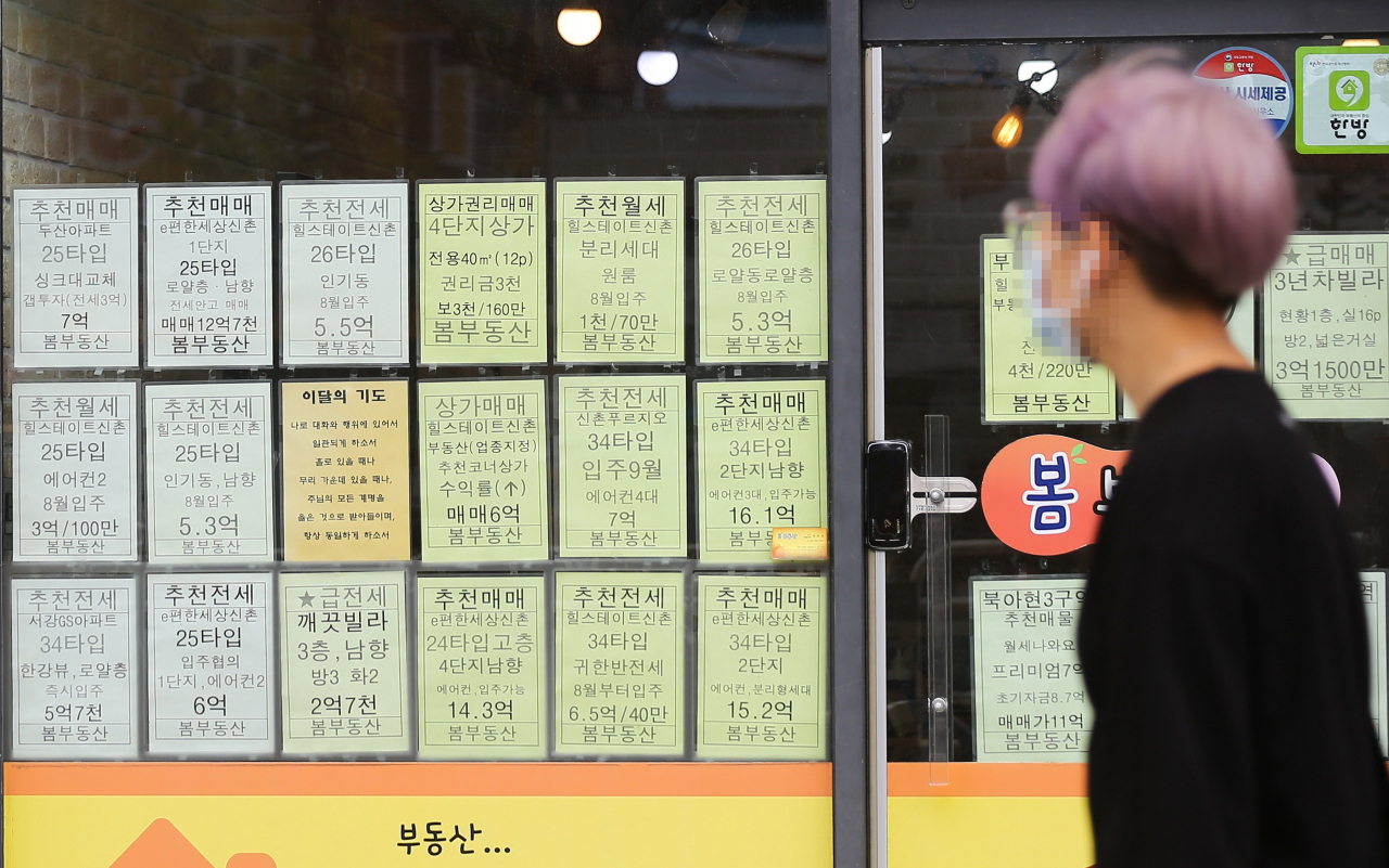세입자 보호를 위한 계약갱신청구권제와 전월세상한제가 오는 31일 임시 국무회의를 통과해 곧바로 시행에 들어간다. 주택임대차보호법 개정안 시행으로 서울을 중심으로 전셋값 폭등 및 전세 품귀 현상이 광범위하게 나타나고 있다. 사진은 이날 서울 마포구에 부동산중개업소 모습. [연합]